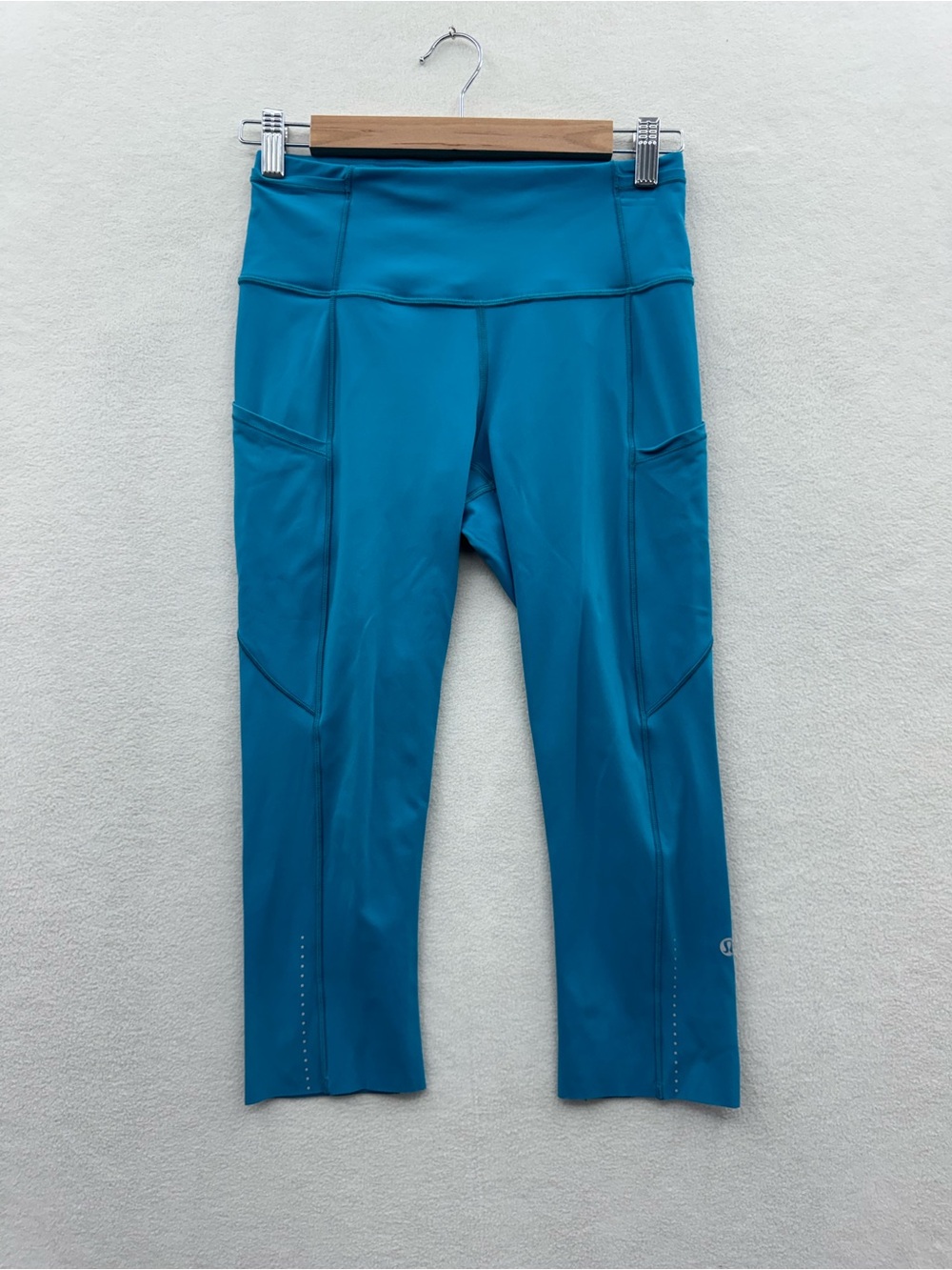 Lululemon Women’s 6 Capri Leggings Blue Pockets